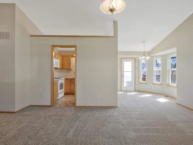 Building Photo - 812 S Red Oaks Cir