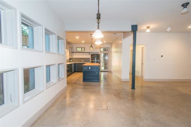 Building Photo - 610 W Live Oak St