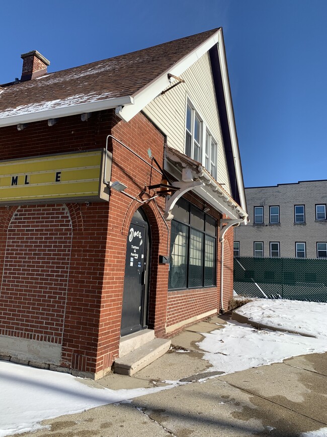 Building Photo - 1742 W Atkinson Ave