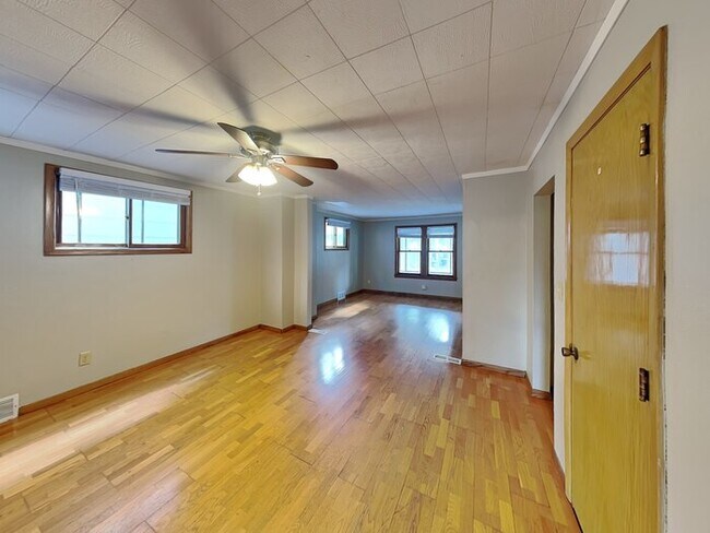 Building Photo - LEASING SPECIAL! Splendid 2 Bedroom, 2 Bat...