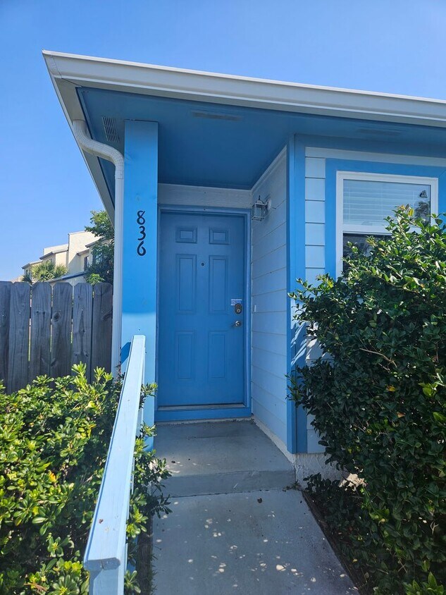 Foto principal - Charming 2Bed/2Ba Apartment w/Spacious Yar...