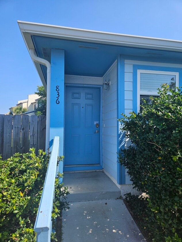 Primary Photo - Charming 2Bed/2Ba Apartment w/Spacious Yar...