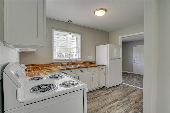 Building Photo - 2541 Rhodes Dr
