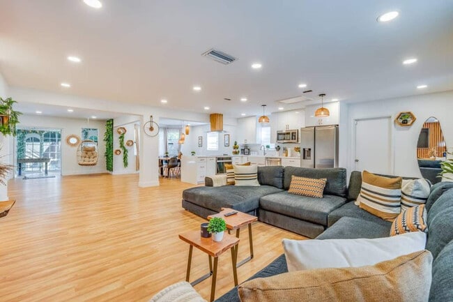 Building Photo - 1814 NW 14th Ave