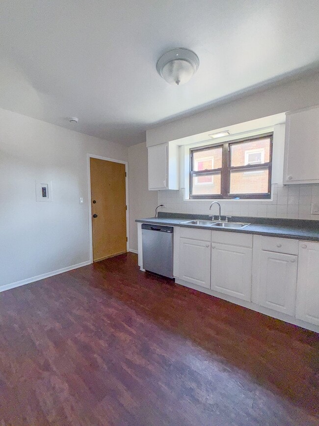 Building Photo - 9012 Lamon Ave