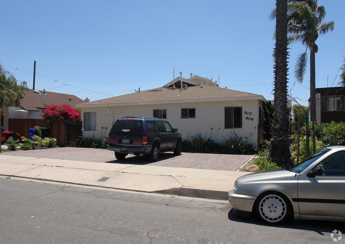 Primary Photo - 907-909s Sapphire St