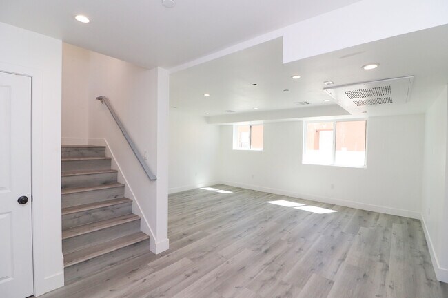 Building Photo - 1622 W 36th Plz