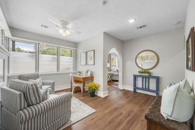 Foto del edificio - 728 Meadow Ln