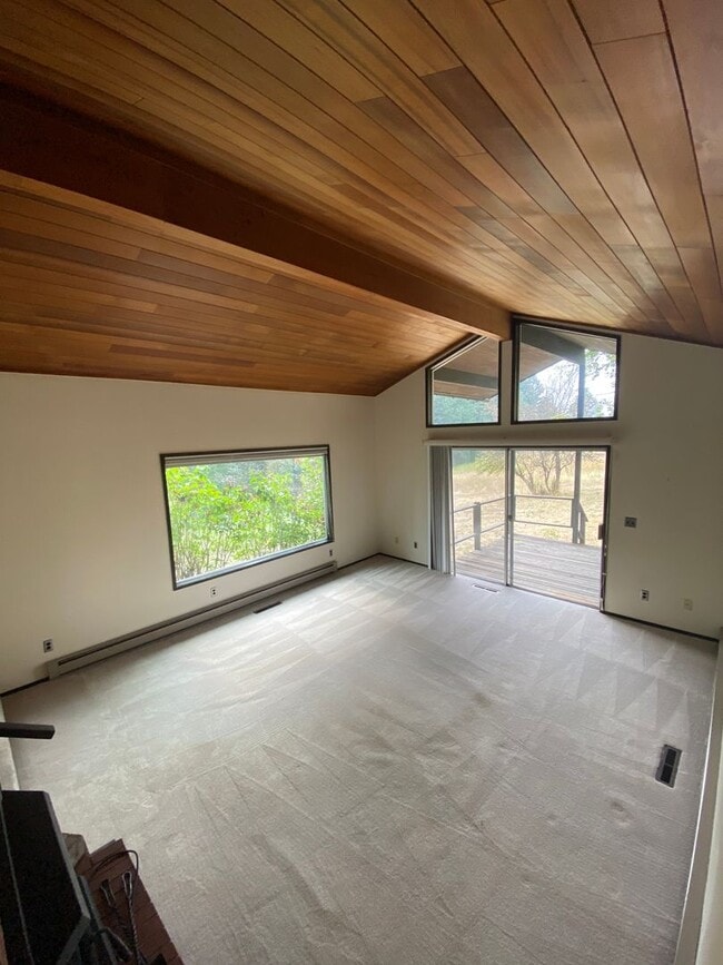 Building Photo - Country Living within one mile to town