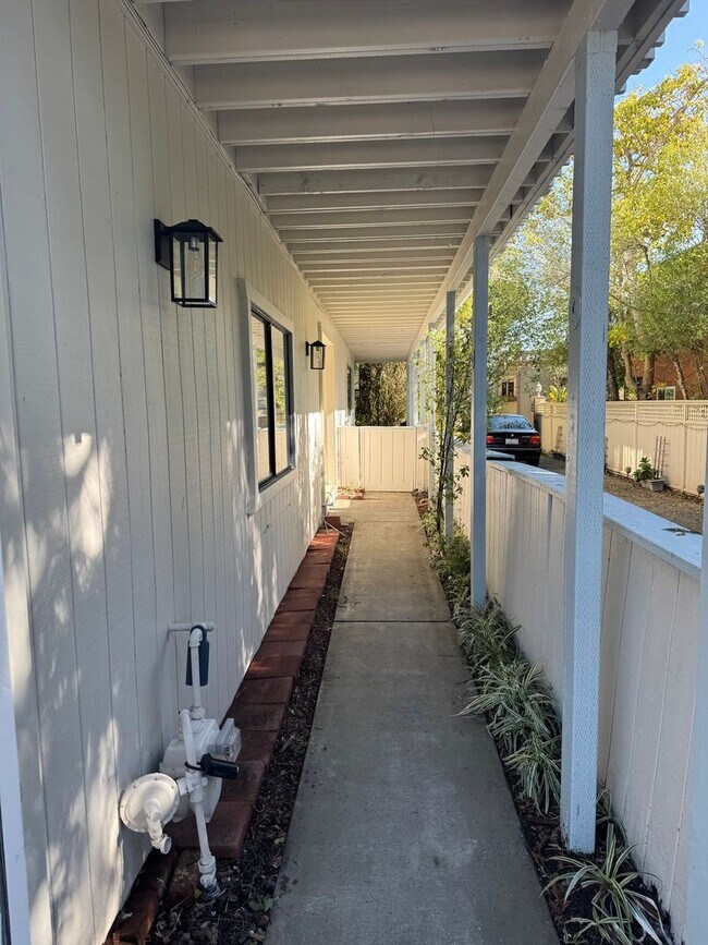 Foto del edificio - Walking distance to beaches, restaurants, 3 bedroom, 2 bathroom, upstairs level of home