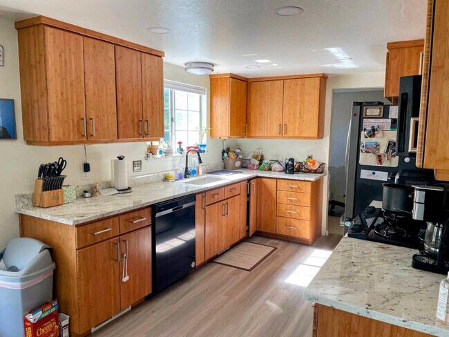 Foto del edificio - 1242 Eastridge Cir