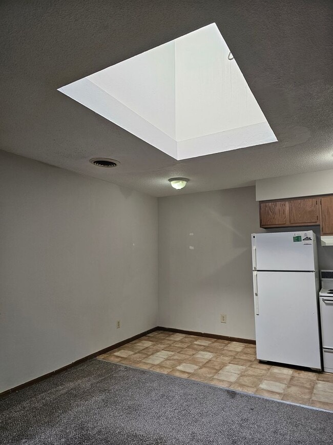 Building Photo - One Bedroom Apartment Downtown