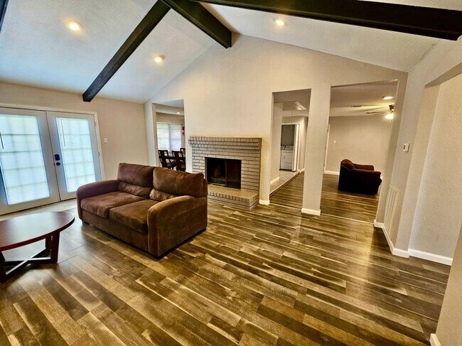 Foto del edificio - 5840 Oleander St