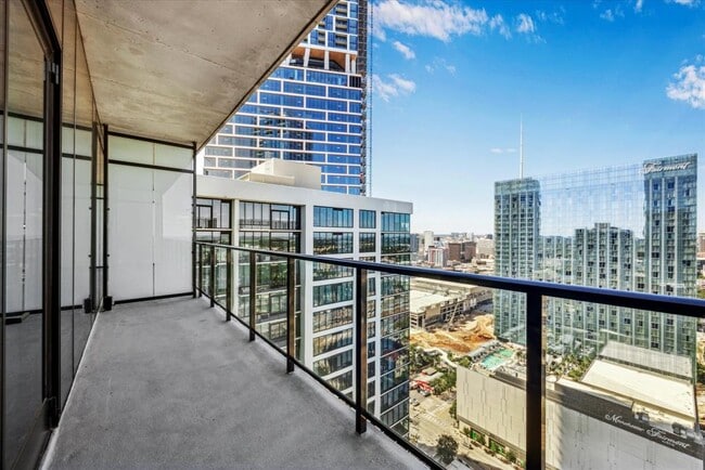 Building Photo - 610 Davis St