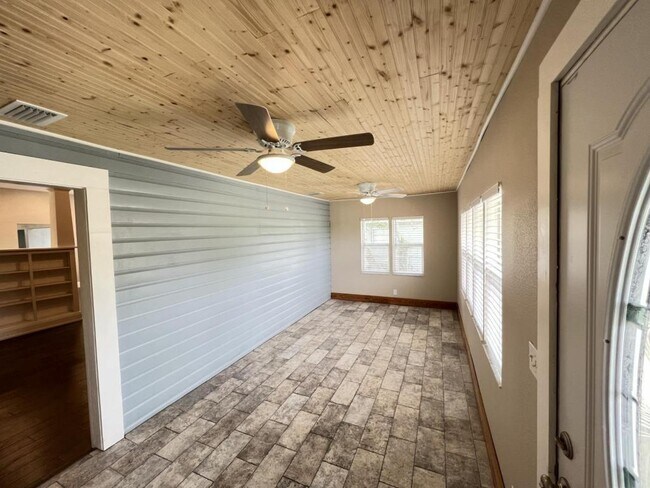 Foto del edificio - 1335 Mitchell St