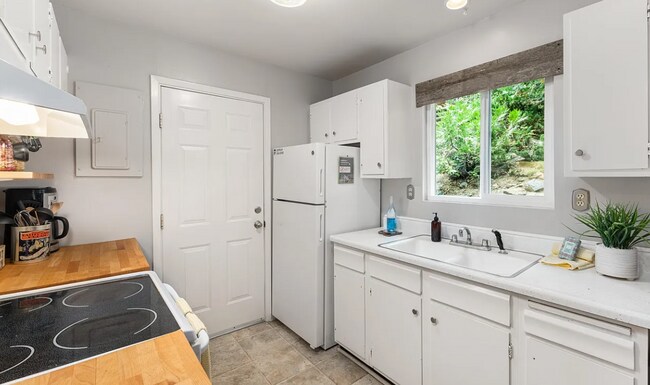 Foto del edificio - Tahoe City Retreat with Hot Tub, Huge Wraparound Deck & Walkable Access to Commons Beach