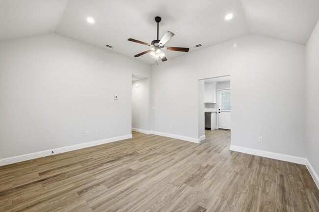 Building Photo - Immaculate 3 Bedroom Home with Stainless Appliances & Modern Finishes Throughout