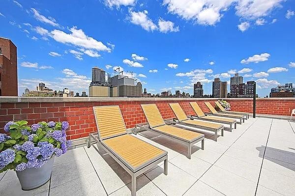 Building Photo - 145 E 81st St