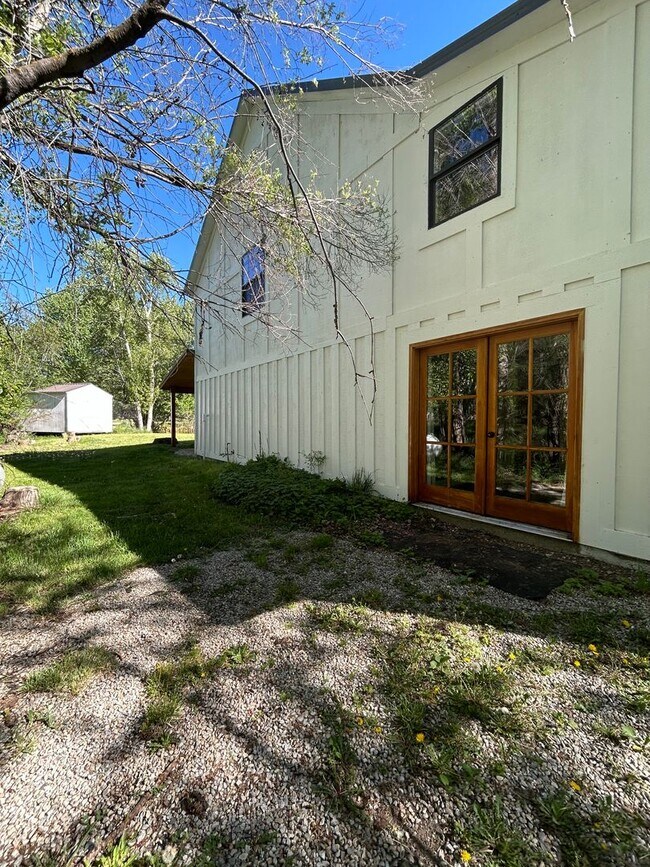Foto del edificio - Charming Country Living – 3 Bed, 2 Bath Home with Creek & Pond