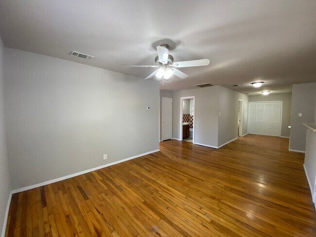 Foto del edificio - SEPTEMBER  HALF OFF First Month Rent