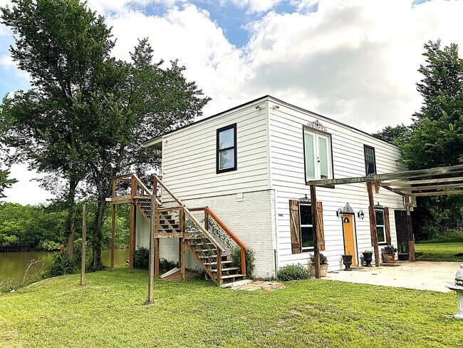 Foto del edificio - Fully Furnished Humble Water Front Property