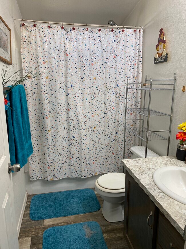 Private full bathroom - 3813 W 180 N