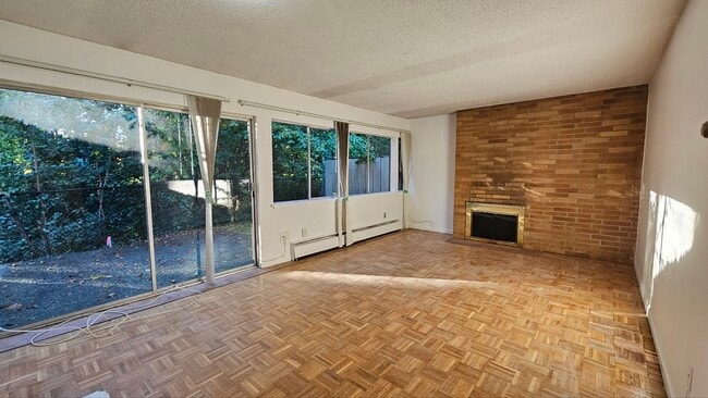 Building Photo - 849 Westview Crescent
