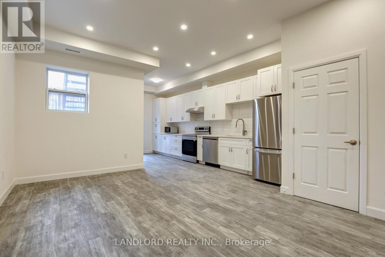 Primary Photo - 620 Bathurst St