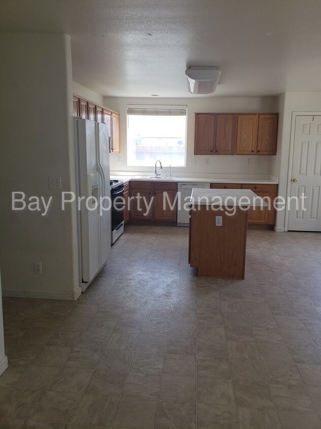 Foto del edificio - Beautiful, large 6 bedroom home in Soledad