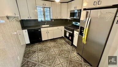 Building Photo - 2.5 bedroom, 1 bath with private porch, Dw, microwave & W/D utilities included