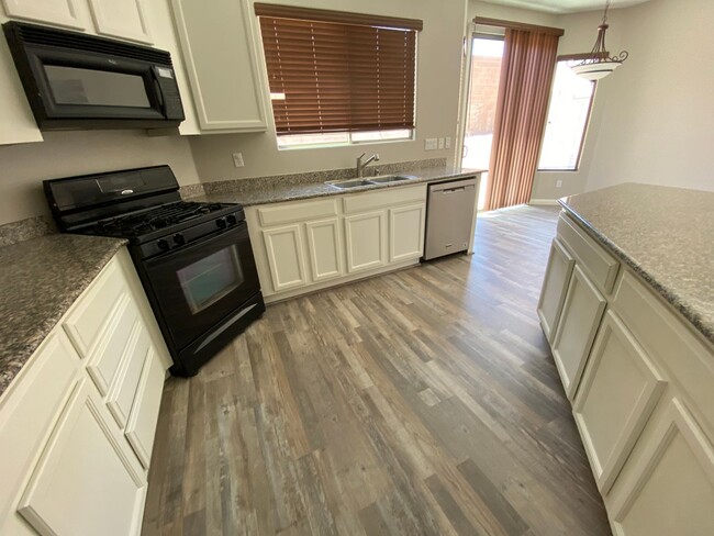 Building Photo - Stunning 4 bed, 3 bath home NLV 89081
