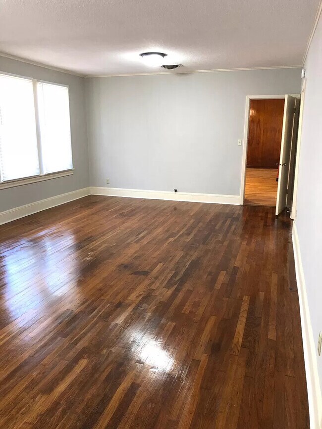 Foto del edificio - 725 W Main St