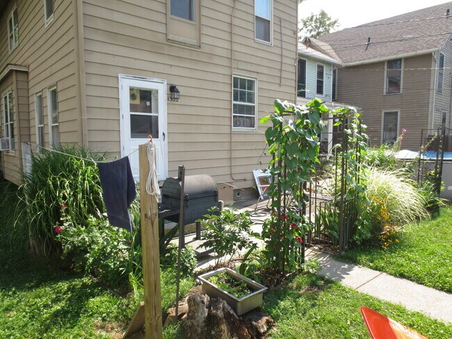 Building Photo - 3 bedroom, 1.5 bathroom home (West Central...