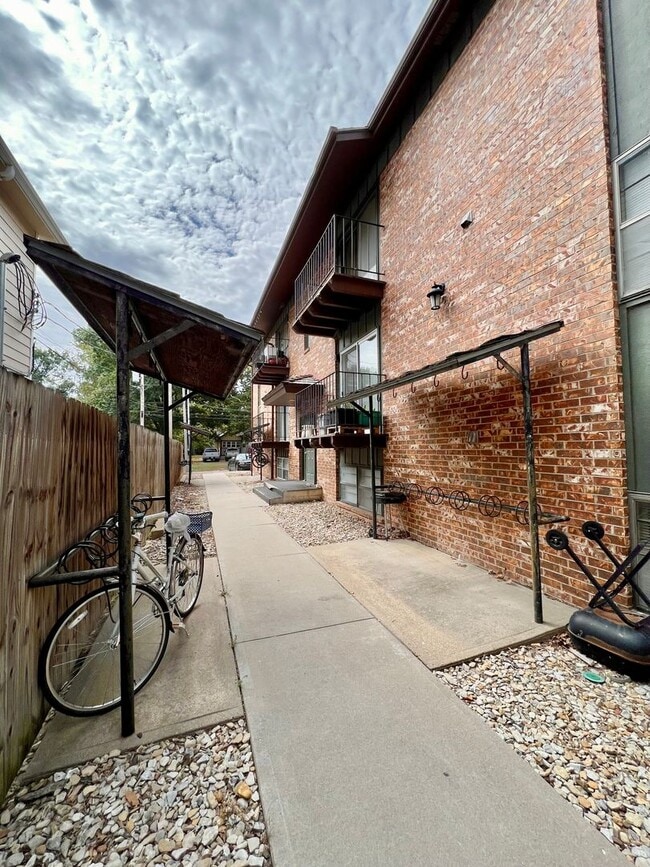 Building Photo - Pre-Leasing Now! Modern 2 Bed, 1 Bath – Centrally Located!