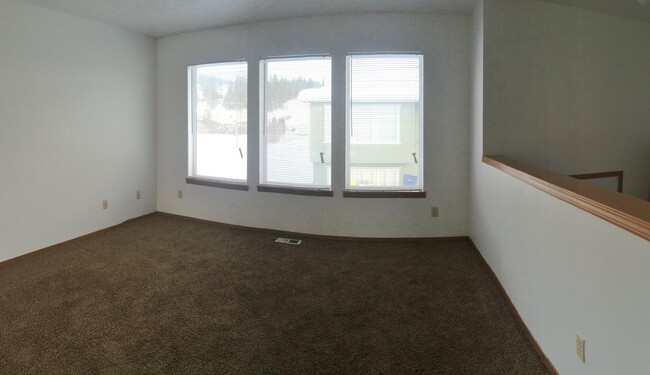 Building Photo - 2413 E Longfellow Ave