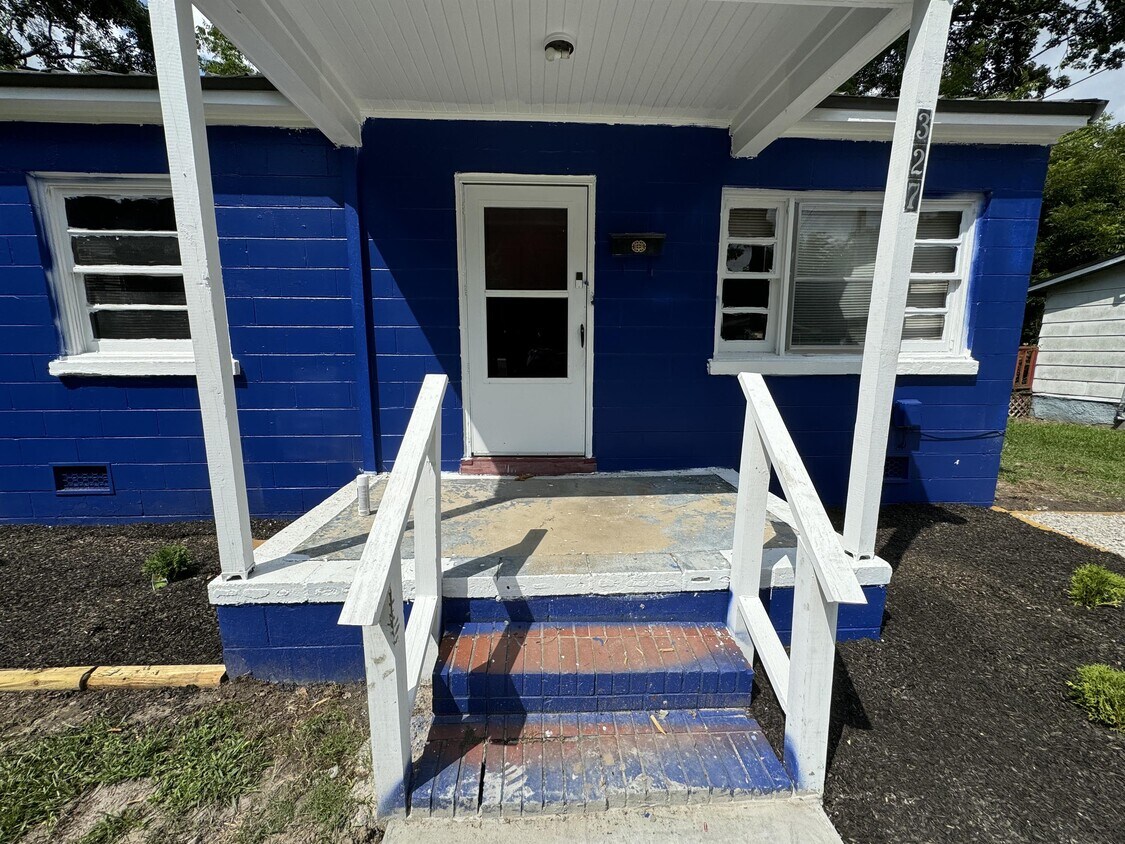 Building Photo - 327 Finch St SE