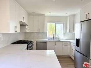 Building Photo - 804 N Kenilworth Ave