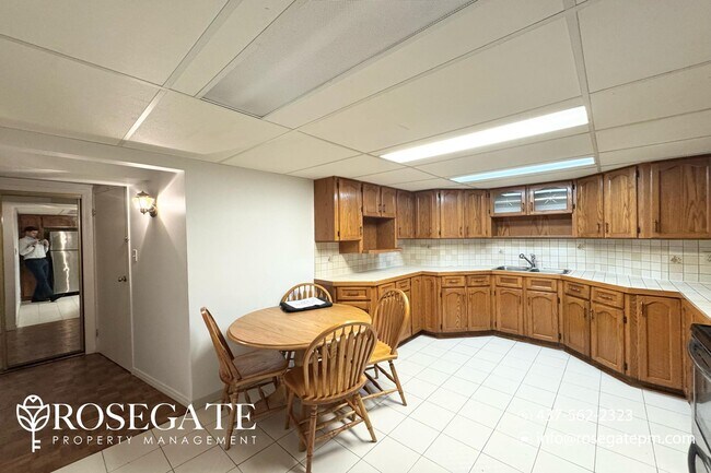 Photo du bâtiment - Renovated 2-Bedroom Lower Unit | 900 Sq Ft...