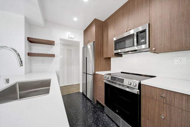 Building Photo - 7767 Hollywood Blvd