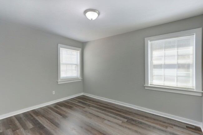 Building Photo - Large 3BR/1BA Near Hospitals and Daffin Park