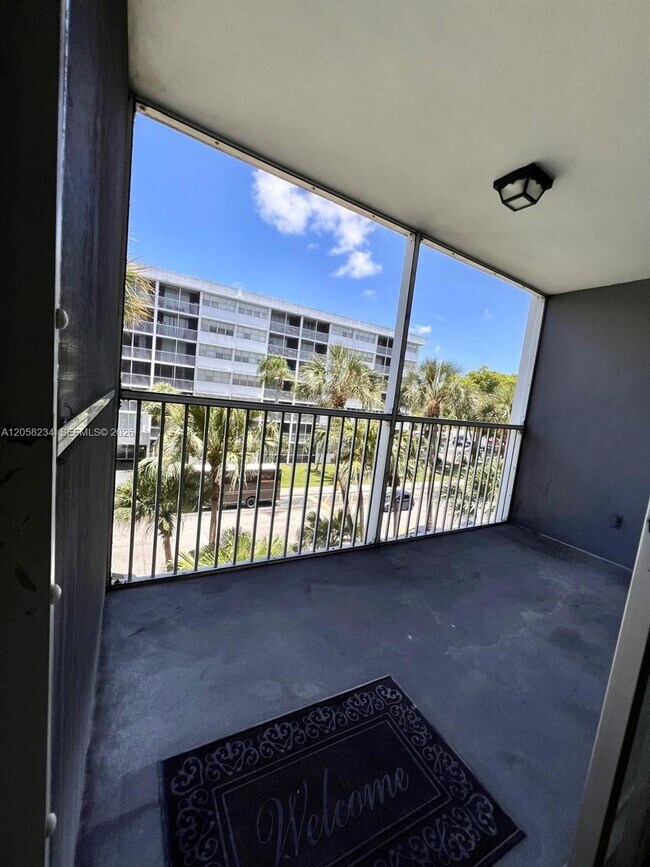 Foto del edificio - 700 NW 214th St