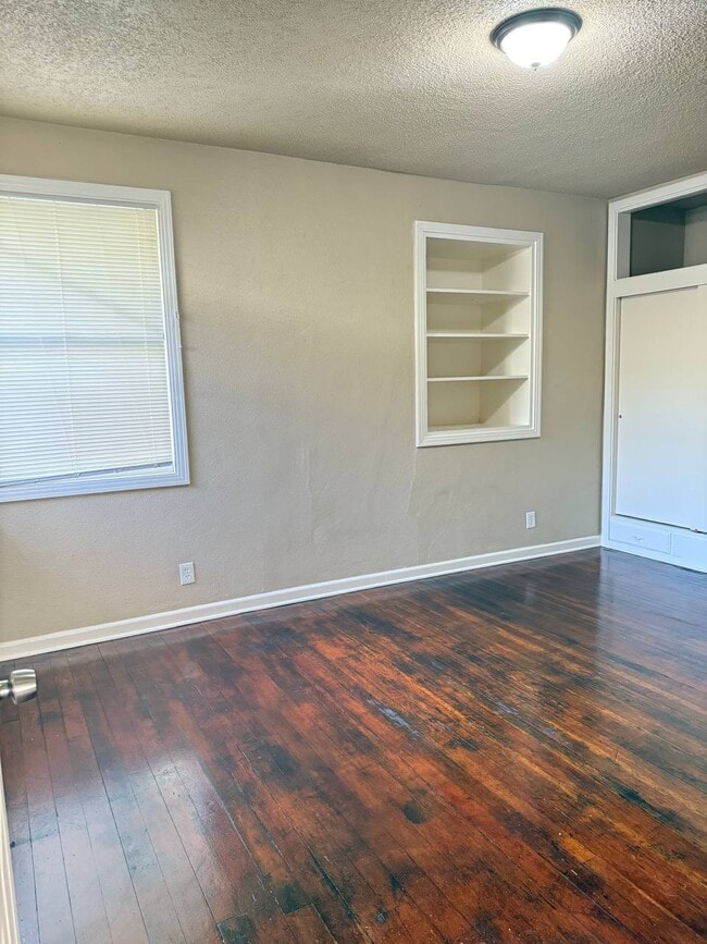 Building Photo - 509 N Valencia Blvd