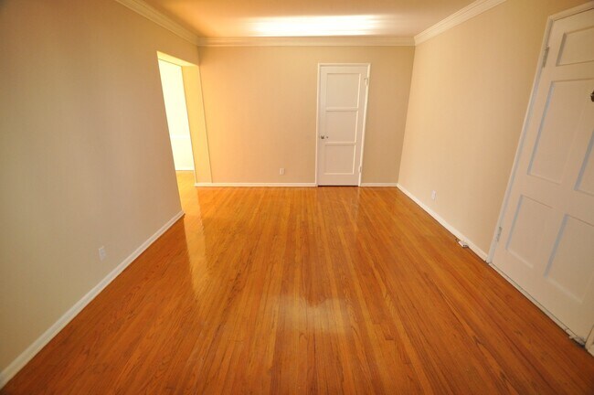 Building Photo - 11038 La Maida St