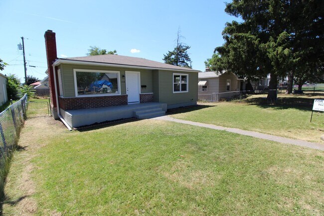 Building Photo - 1308 E Lacrosse Ave