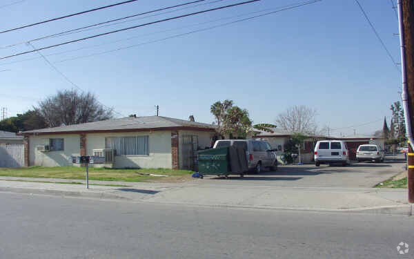 Primary Photo - 4447 Stewart Ave