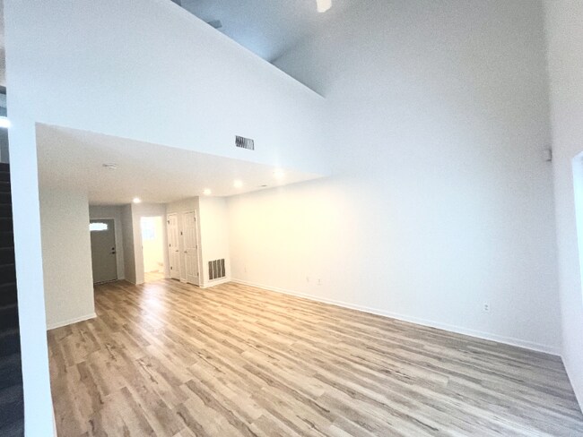 Building Photo - 473 Dandelion Ln