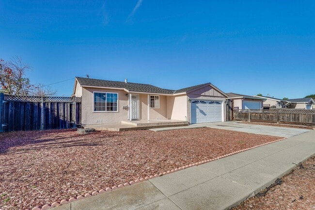 Building Photo - Big Family 3Bed 2bed Spacious Inside and Outside - Home to make memories