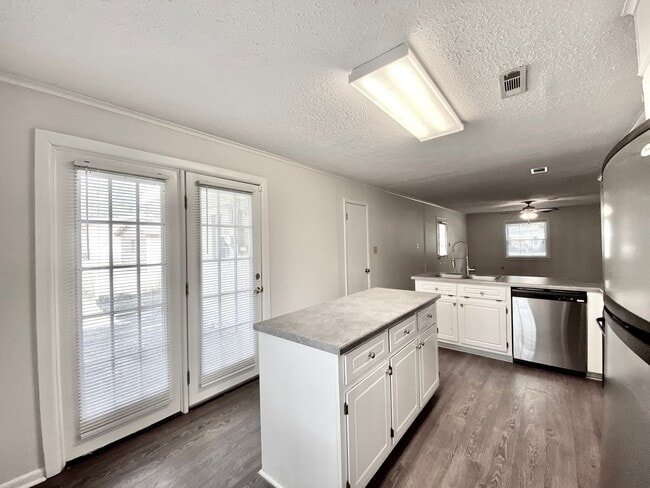 Building Photo - Immaculate 3 Bedroom 1.5 Bath