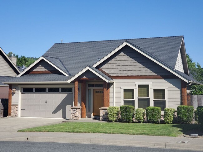 Building Photo - 767 NW Windsor Dr