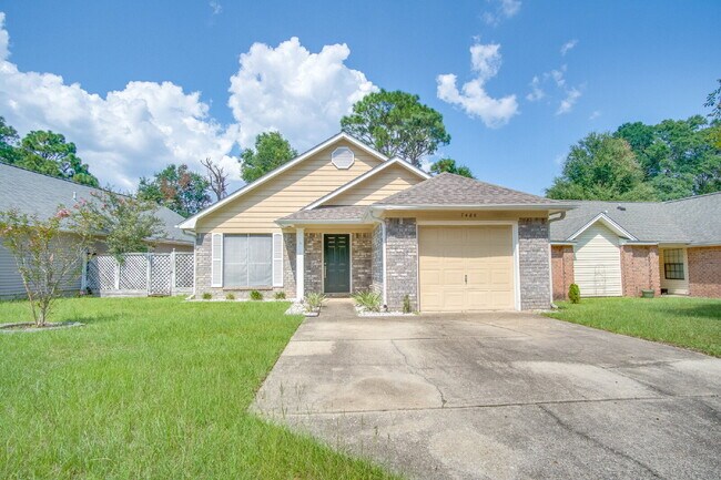 Building Photo - Northeast Pensacola 3BR, 2BA Cottage-Style Home with Open Floor Plan, Wood-Look Flooring, Granite...